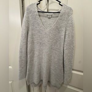 Liz Claiborne Sparkly Light Gray V-Neck Sweater ✨✨